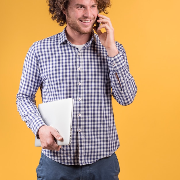 Foto gratuita concepto de freelance con hombre haciendo llamada