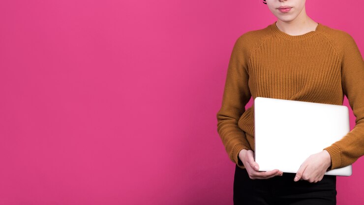 Foto gratuito concepto de freelance con mujer sujetando portátil