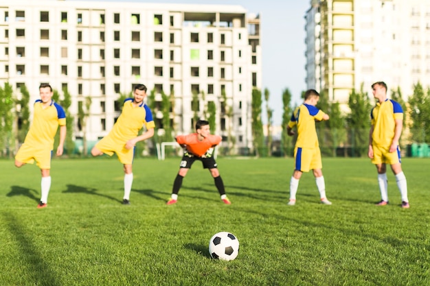 Concepto de fútbol de amateur con equipo estirando