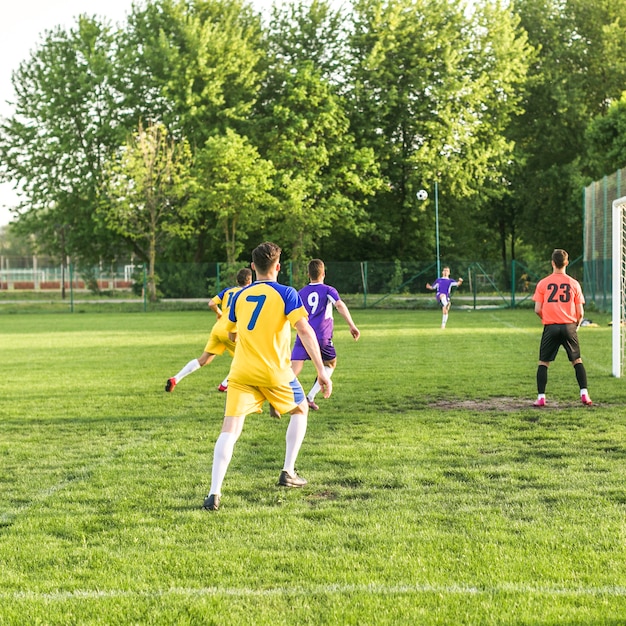 Concepto de fútbol de amateur con escena de partido