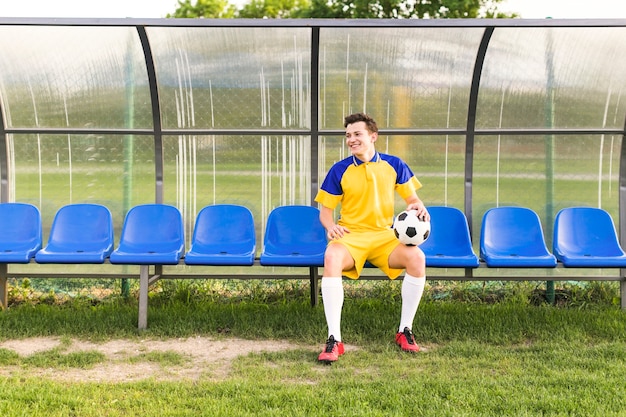 Concepto de fútbol de amateur con hombre en banquillo