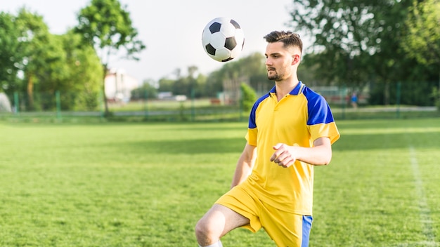 Concepto de fútbol de amateur con hombre entrenando