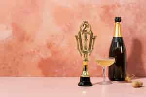Foto gratuita concepto de ganador con premio y botella de champagne.