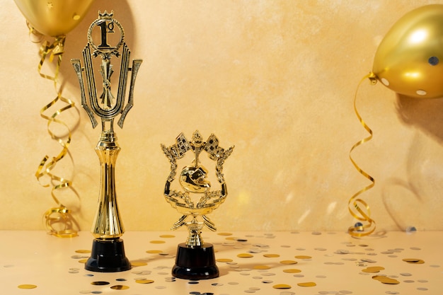 Concepto ganador con premios dorados y globos.
