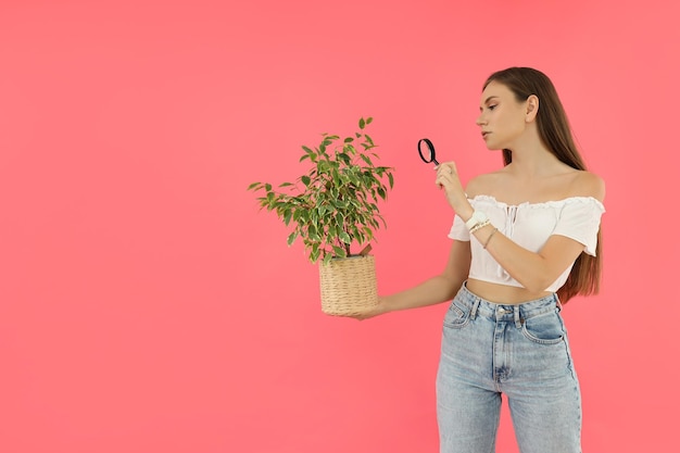 Foto gratuita concepto de gente joven sobre fondo rosa