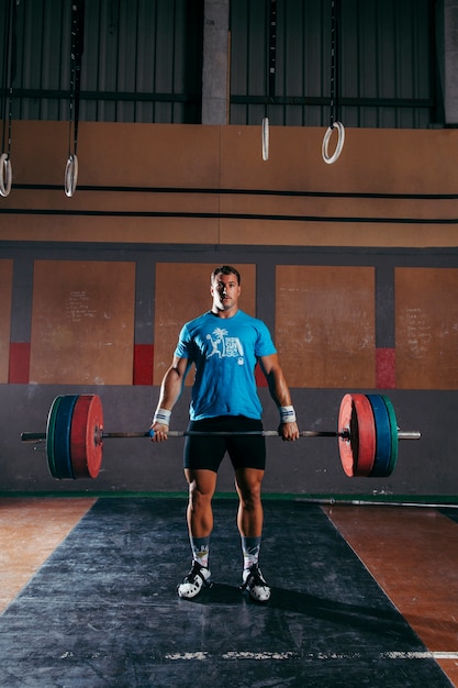 Foto gratuita concepto de gimnasio con hombre fuerte