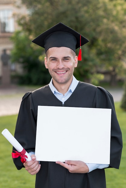 Foto gratuita concepto de graduación con estudiantes sujetando plantilla de certificado en blanco