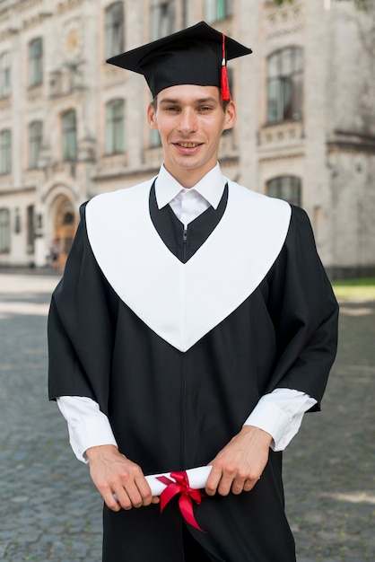 Concepto de graduación con retrato de hombre feliz