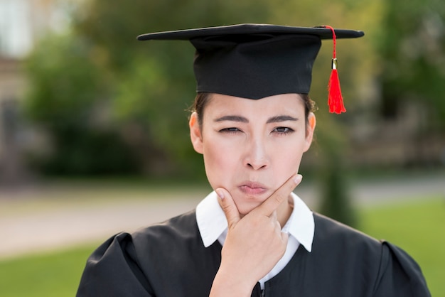 Concepto de graduación con retrato de mujer feliz