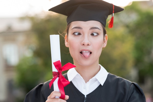 Concepto de graduación con retrato de mujer feliz