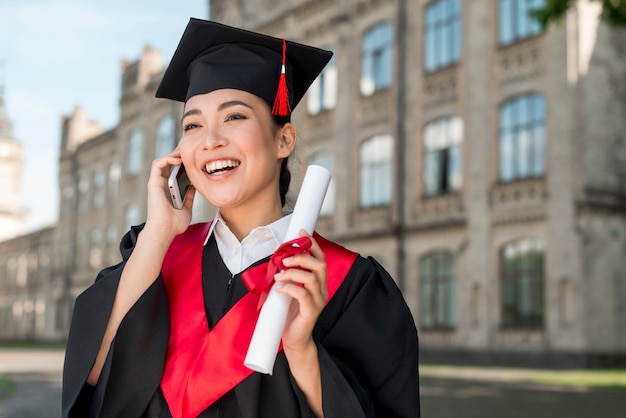 Concepto de graduación con retrato de mujer feliz