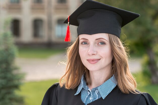 Concepto de graduación con retrato de mujer feliz