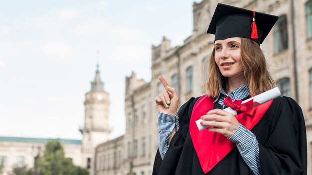 Concepto de graduación con retrato de mujer feliz