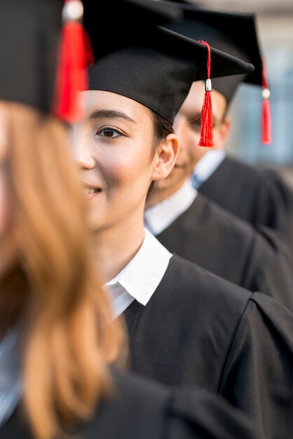 Concepto de graduación con retrato de mujer feliz