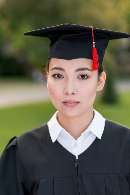 Concepto de graduación con retrato de mujer feliz