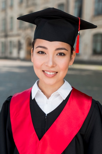 Concepto de graduación con retrato de mujer feliz