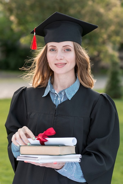 Concepto de graduación con retrato de mujer feliz