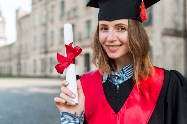 Concepto de graduación con retrato de mujer feliz