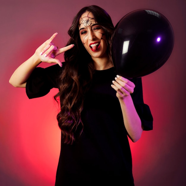 Concepto de halloween con chica feliz sujetando globo