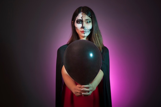 Concepto de halloween con chica sujetando globo