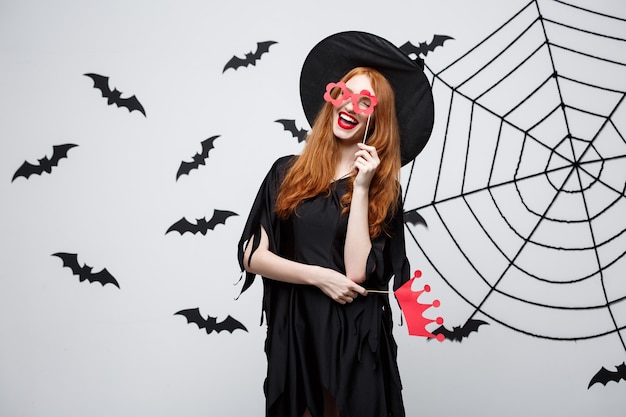 Foto gratuita concepto de halloween - hermosas chicas vestidas de brujas negras con accesorios de fiesta.