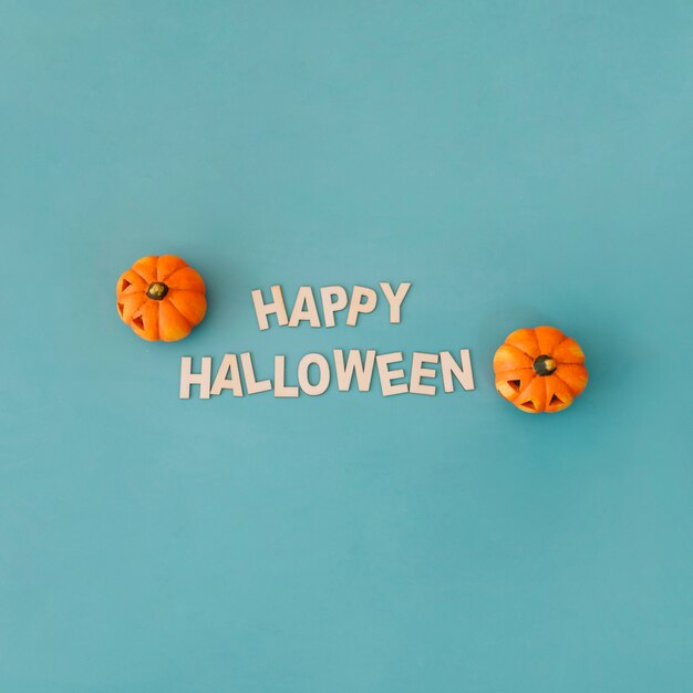 Concepto de halloween con letras y calabazas