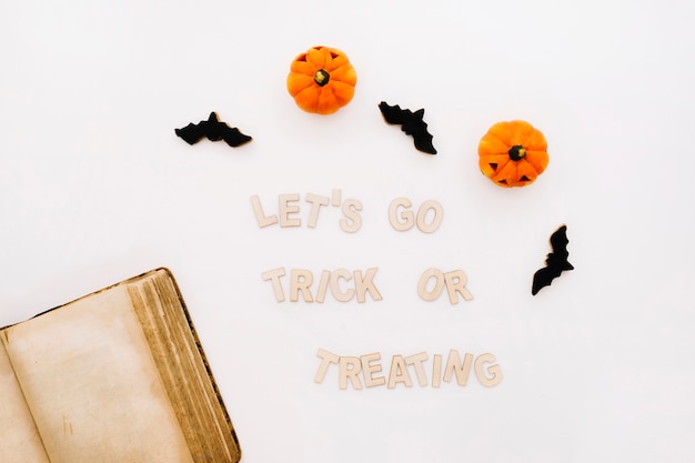 Foto gratuita concepto de halloween con letras y libro