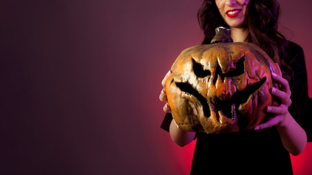 Concepto de halloween con mujer y calabaza