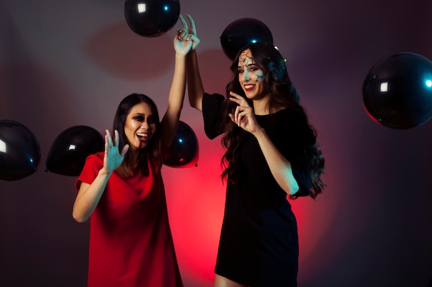 Foto gratuita concepto de halloween con mujeres celebrando