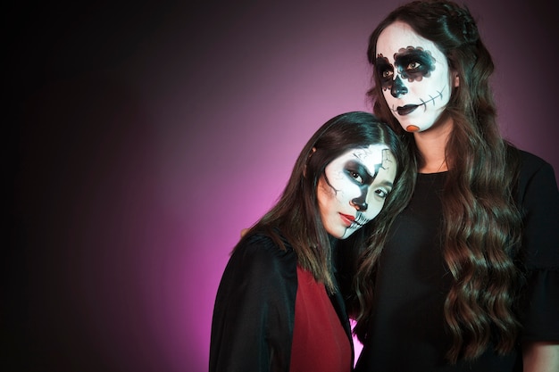 Foto gratuita concepto de halloween con mujeres