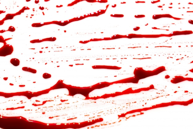 Concepto de Halloween: Salpicadura de la sangre en el fondo blanco.