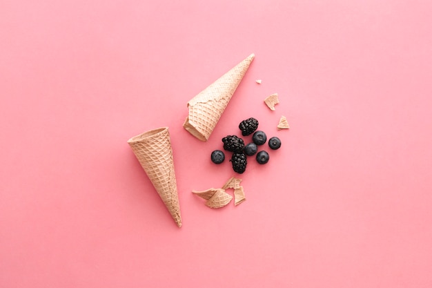 Concepto de helado con conos y frutas