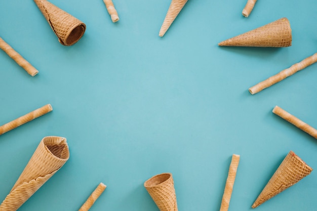 Foto gratuita concepto de helado con conos y palitos