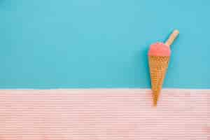 Foto gratuita concepto de helado con helado de fresa y copyspace
