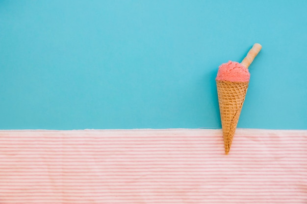 Concepto de helado con helado de fresa y copyspace