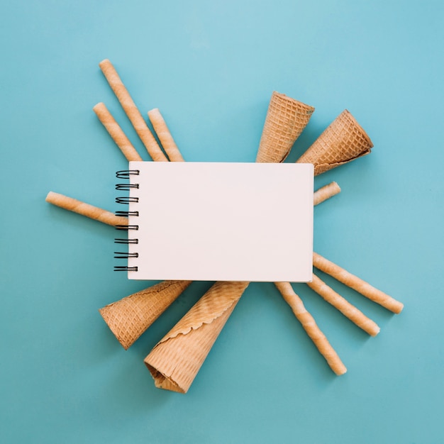 Foto gratuita concepto de helado con libreta en conos