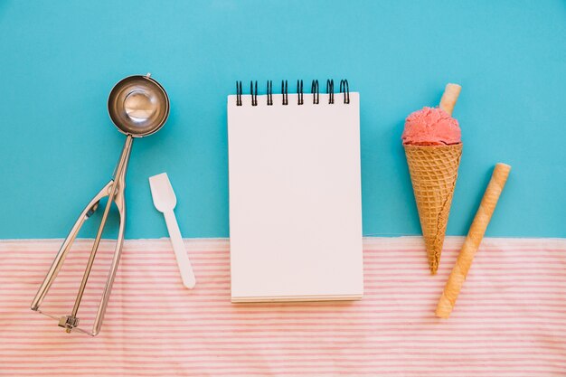 Concepto de helado con libreta