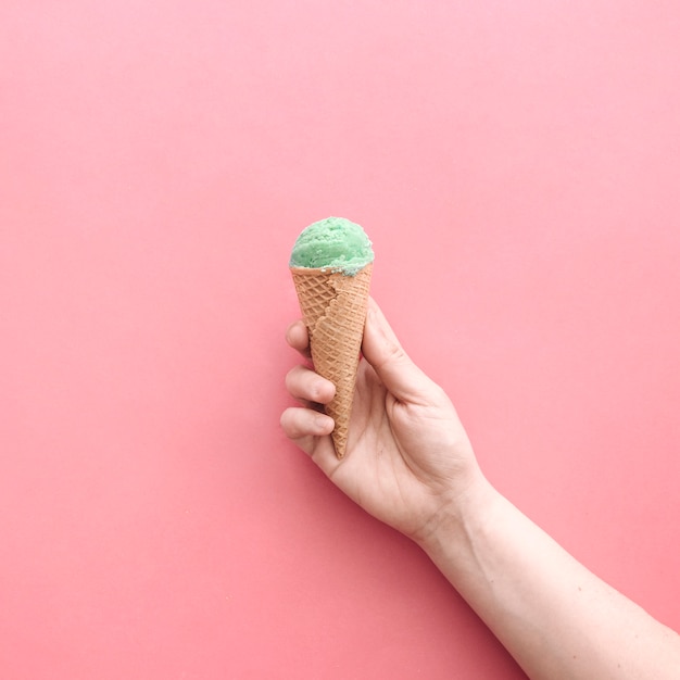 Foto gratuita concepto de helado con mano