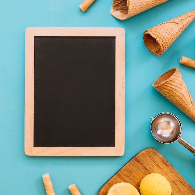 Foto gratuita concepto de helado con pizarra