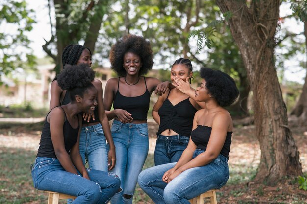 Concepto de hermandad con mujeres hermosas