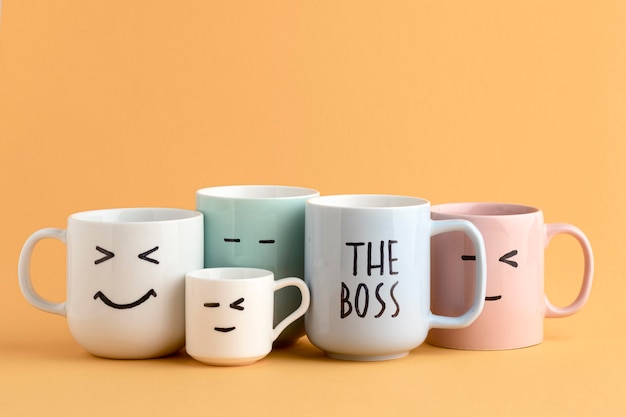 Foto gratuita concepto hermoso día del jefe con tazas