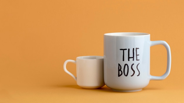 Foto gratuita concepto hermoso día del jefe con tazas