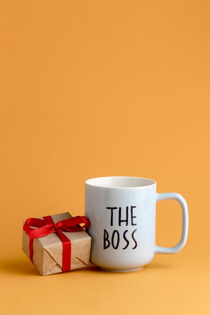 Foto gratuita concepto hermoso día del jefe con tazas