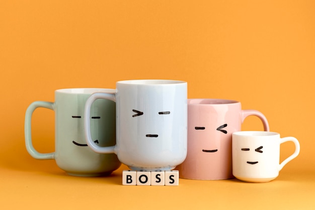 Foto gratuita concepto hermoso día del jefe con tazas