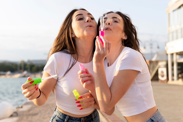 Concepto hermoso día de la niña en la playa