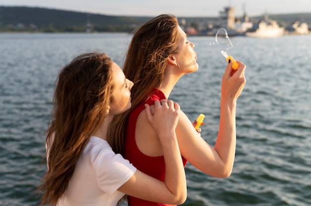 Foto gratuita concepto hermoso día de la niña en la playa