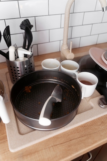 Foto gratuita concepto de hogar sucio con platos de alto ángulo