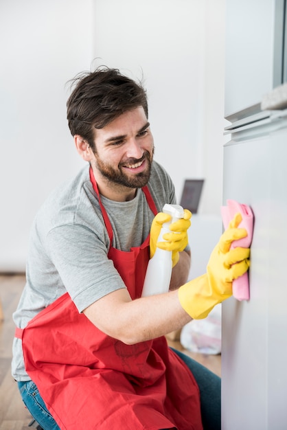 Concepto de hombre limpiando su casa