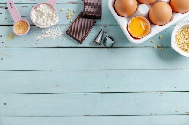 Concepto de horneado con ingredientes sobre fondo azul. Vista superior.