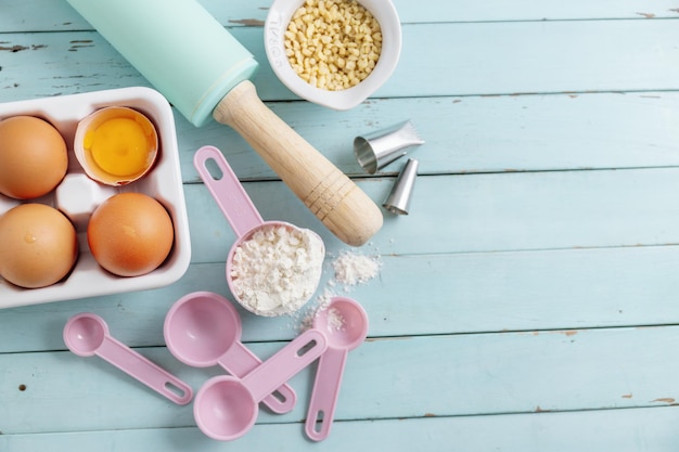 Concepto de horneado con ingredientes sobre fondo azul Vista superior